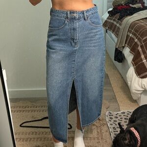 High-waisted denim midi skirt with slit in the front small
